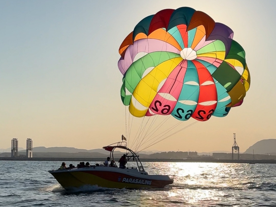 Parasailing con vistas panorámicas sobre la costa de Almería con Nautic.vip